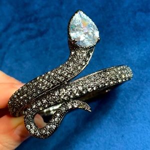 Diamond snake shaped bracelet 🖤